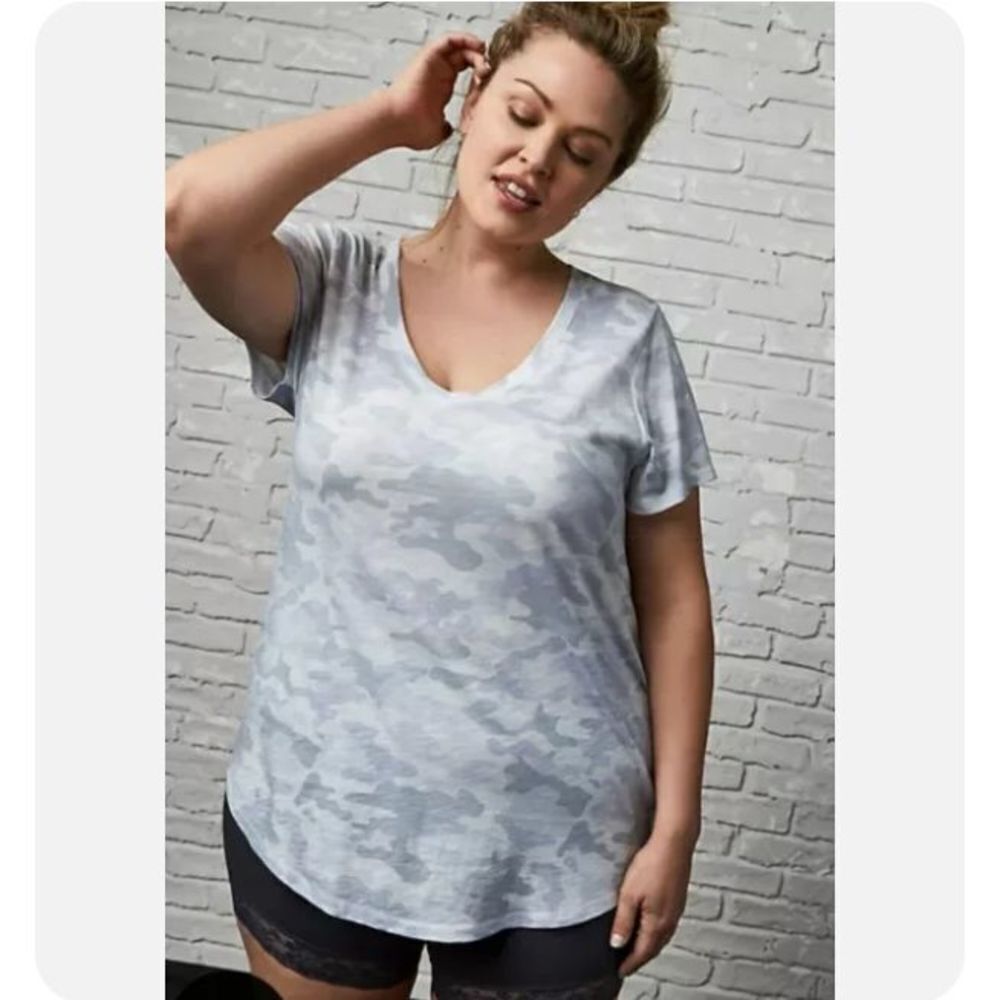 Torrid heritage slub gray camo v-neck size 1x short sleeve tee